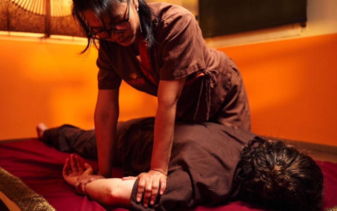 Qué es el masaje tailandés: El arte milenario de la sanación